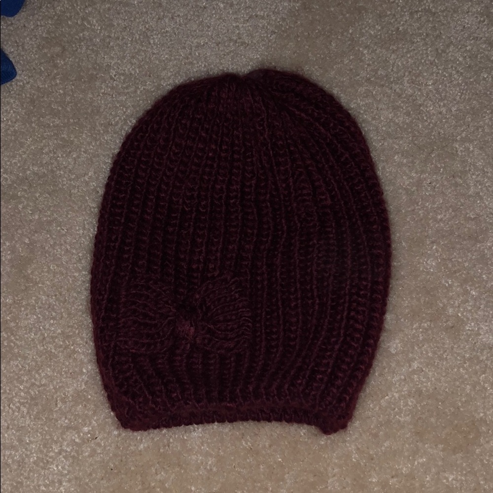 Maroon beanie with bow